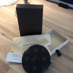 Luis Vuitton mini wallet